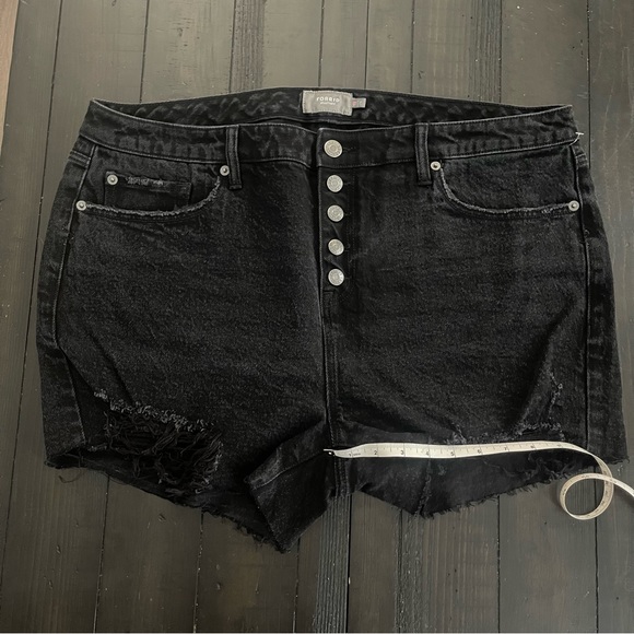 NWOT TORRID JEAN SHORT - Picture 2 of 3